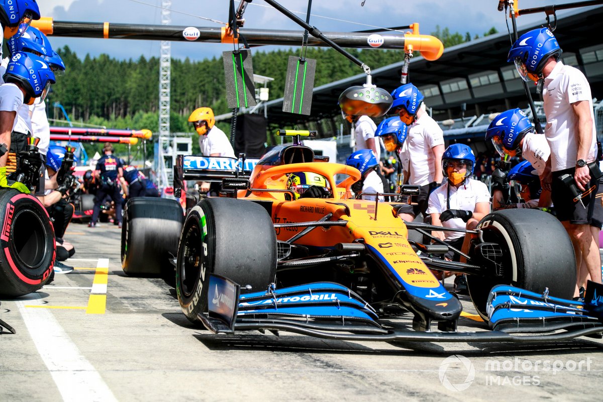 Lando Norris, McLaren MCL35M, ai box