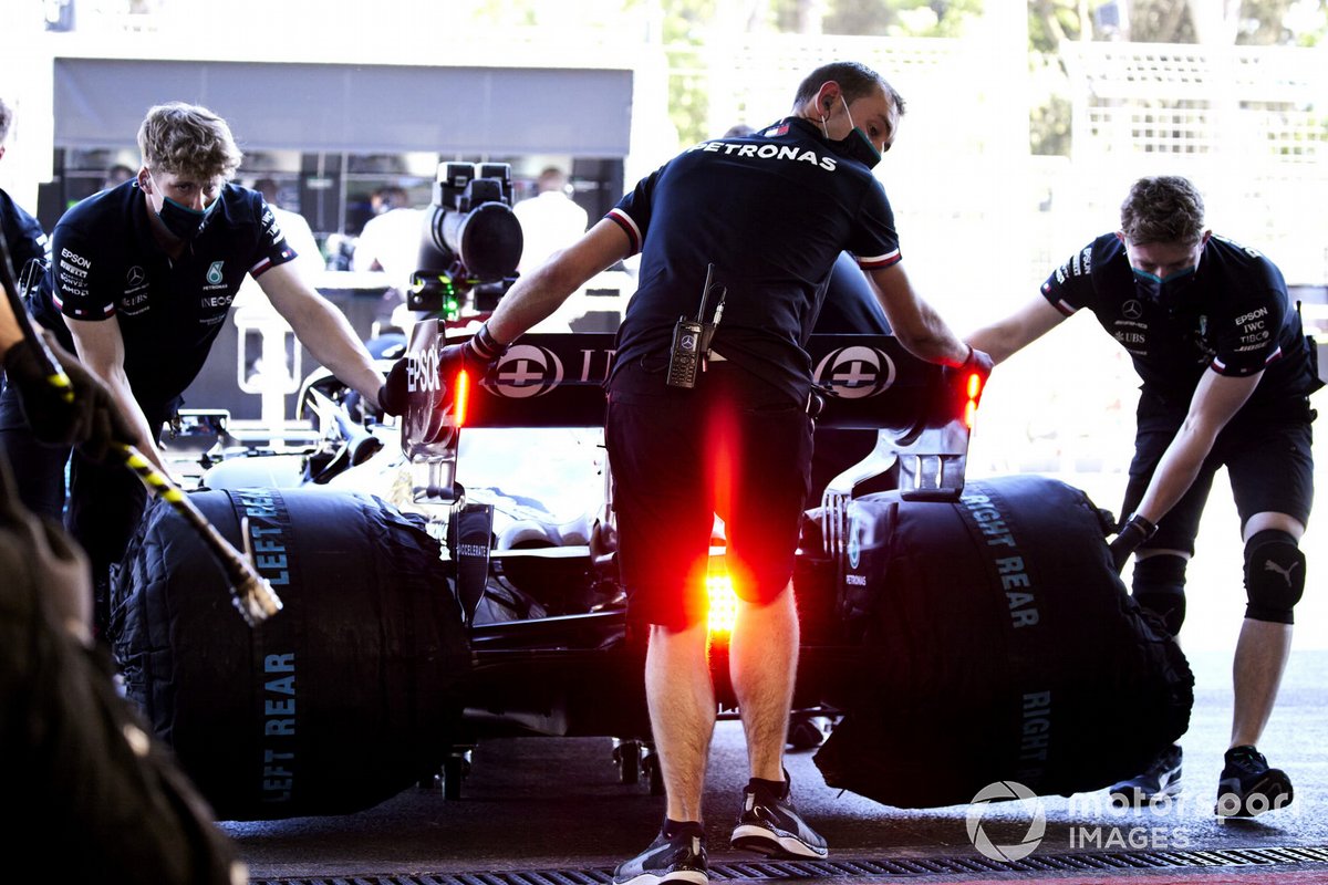 Lewis Hamilton, Mercedes W12, torna nel garage