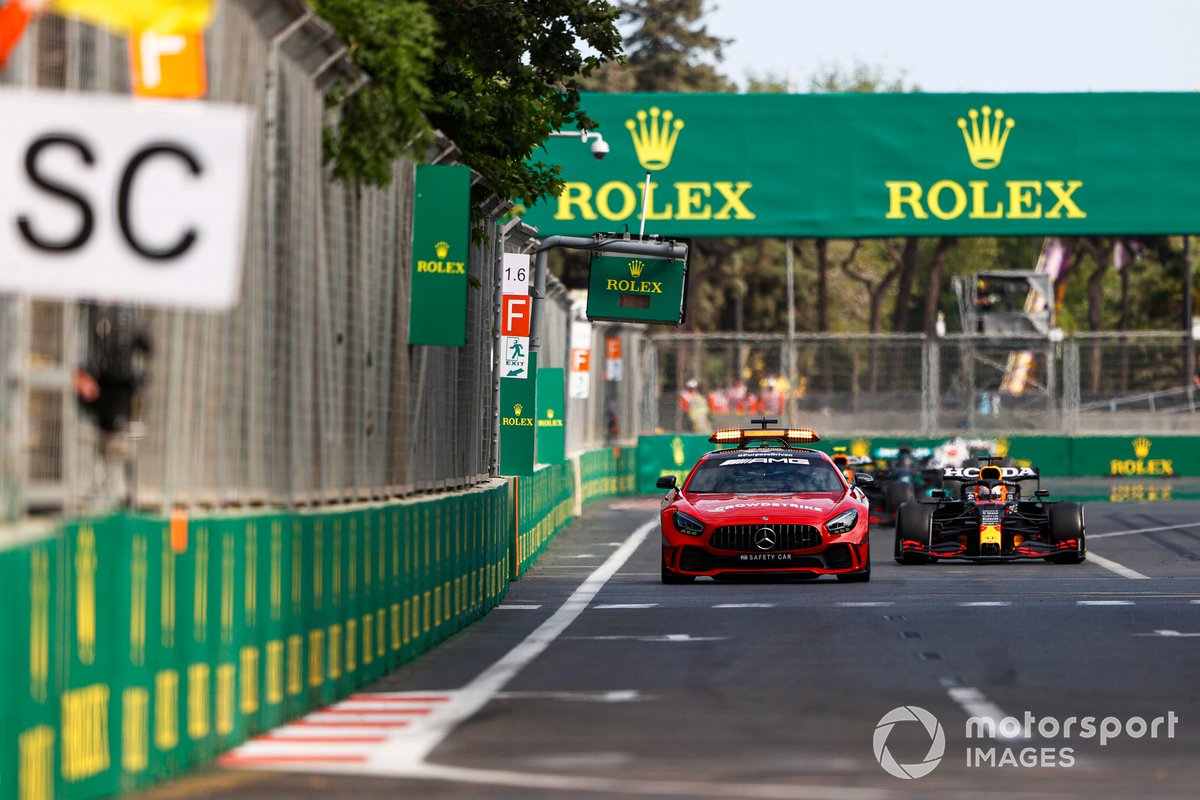 El Safety Car al frente de Max Verstappen, Red Bull Racing RB16B