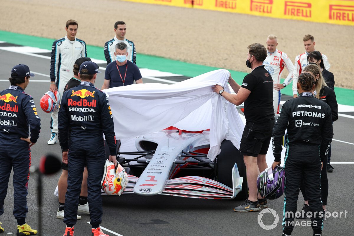 Sergio Pérez, Red Bull Racing, Max Verstappen, Red Bull Racing, Lewis Hamilton, Mercedes, George Russell, Williams. Nicholas Latifi, Williams, Nikita Mazepin, Haas F1 y Mick Schumacher, Haas F1 antes de la presentación del coche de Fórmula 1 de 2022