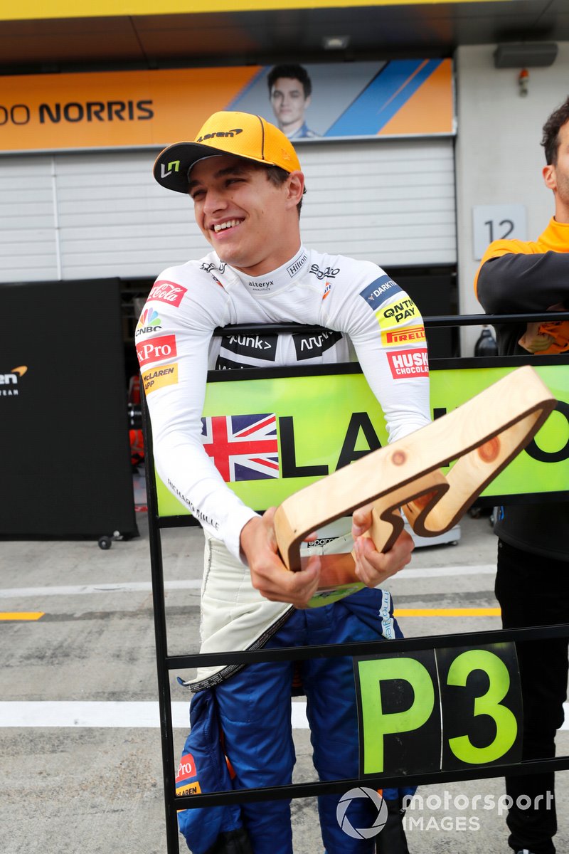 Lando Norris, McLaren, 3ª posición, con su trofeo