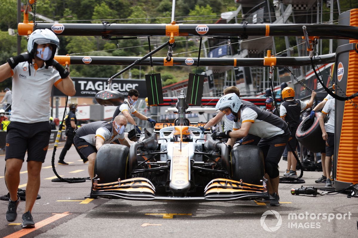 Daniel Ricciardo, McLaren MCL35M, ai box