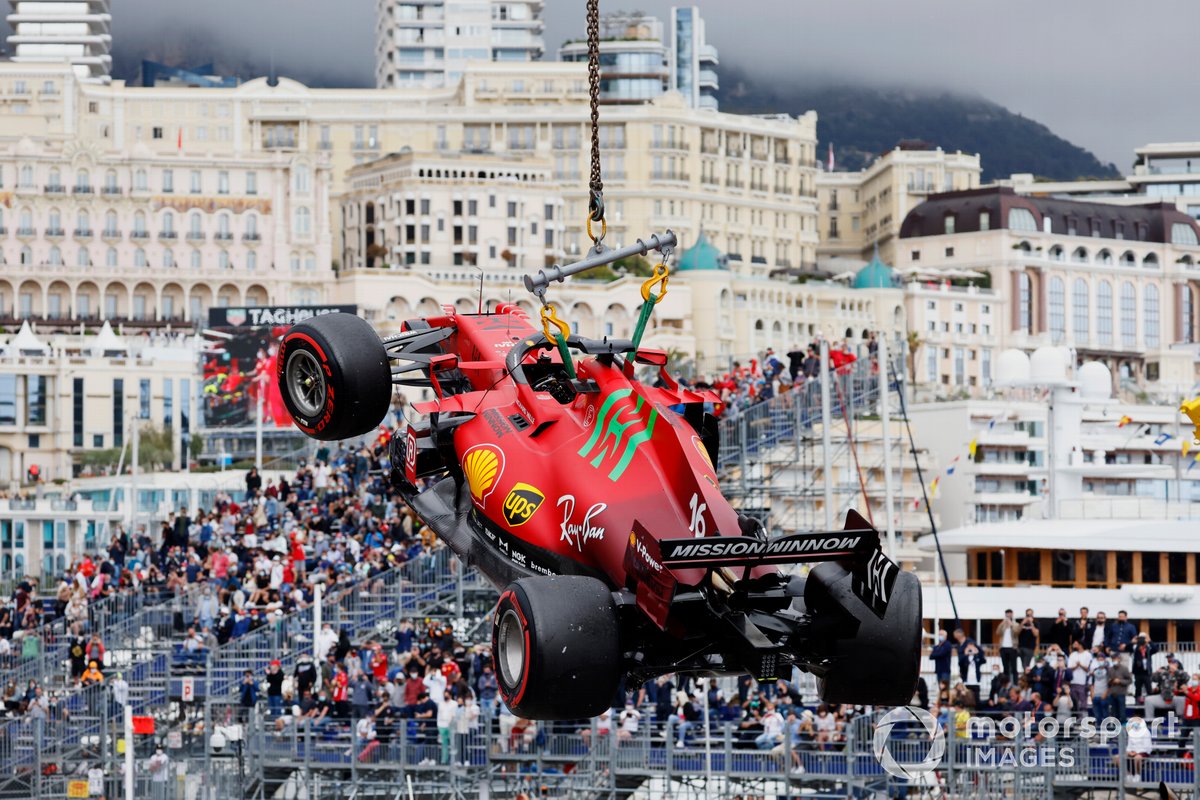 Auto di Charles Leclerc, Ferrari SF21, viene portata via