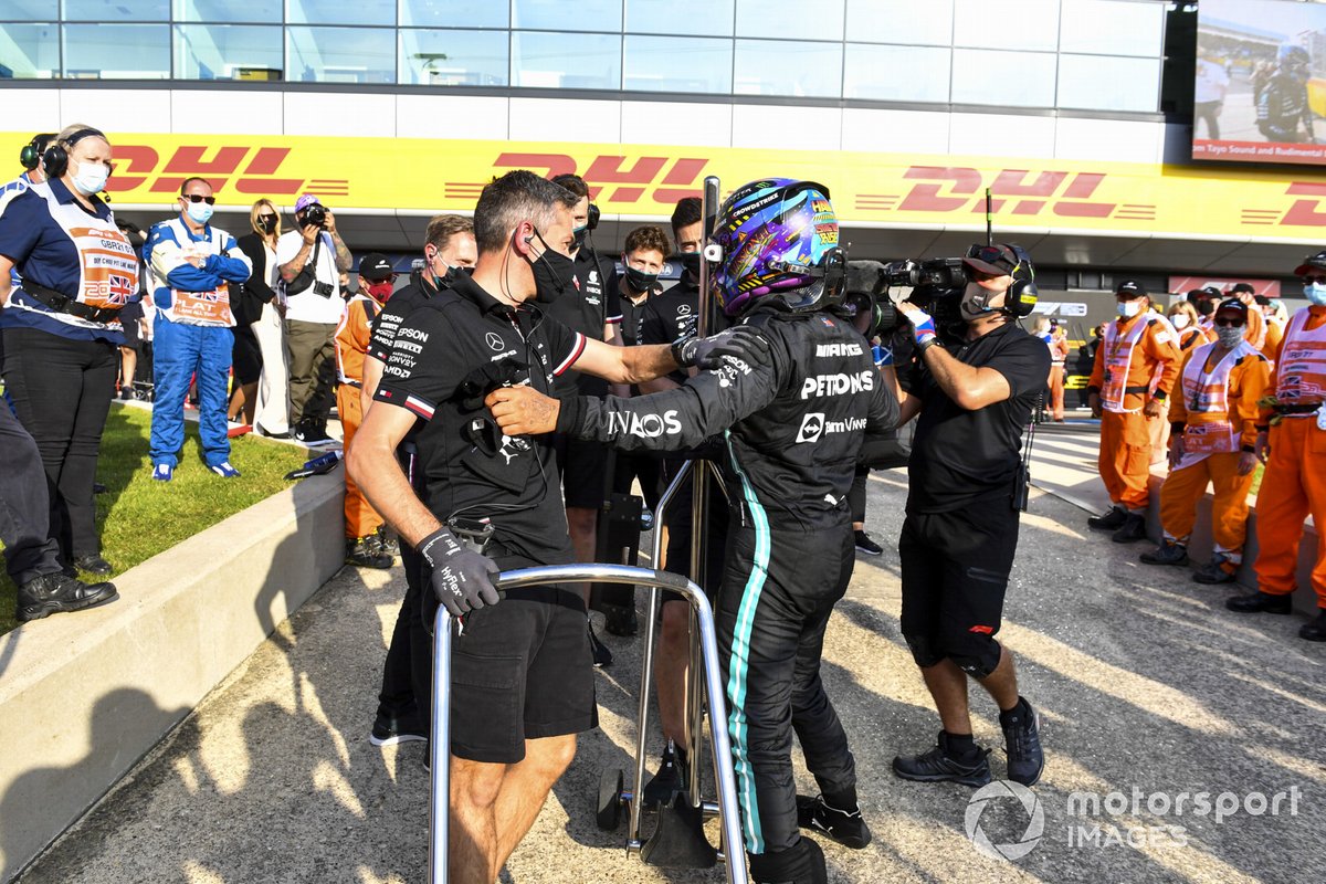 Ganador de la primera posición para la carrera Sprint Lewis Hamilton, Mercedes celebra con el equipo
