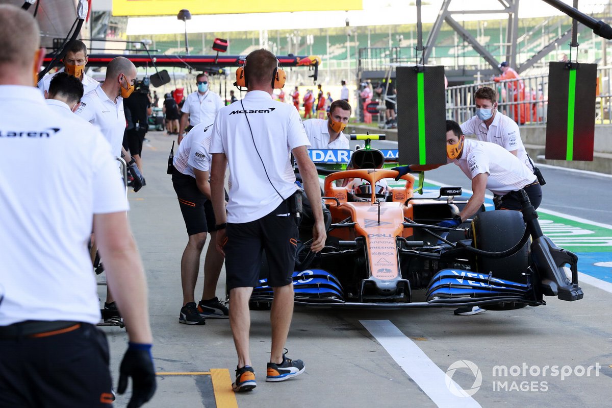 Lando Norris, McLaren MCL35, viene spostato in pitlane dai meccanici