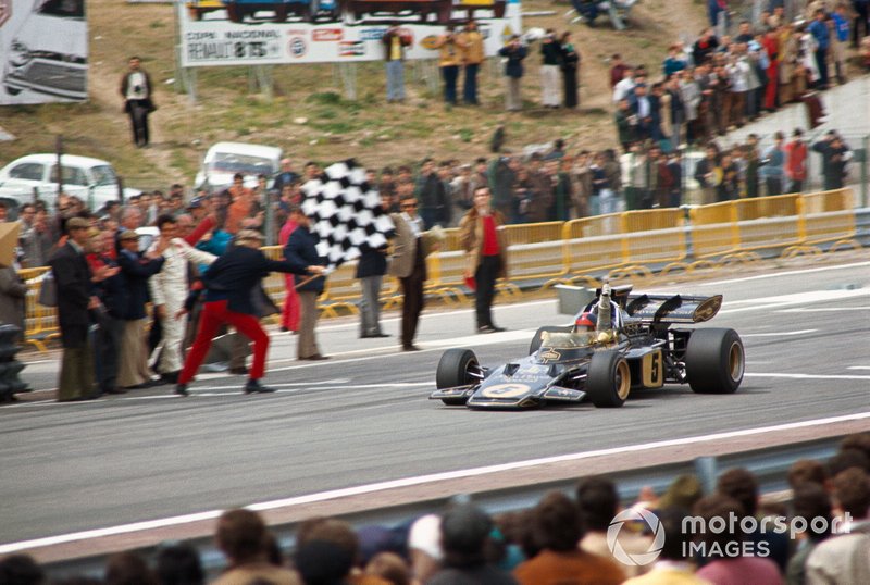 Emerson Fittipaldi, Lotus 72D Ford, celebrates victory as he takes the chequered flag