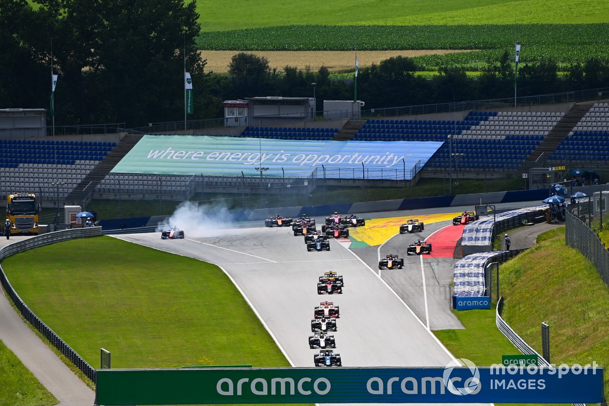 Salida: Dan Ticktum, Dams leads Christian Lundgaard, ART Grand Prix and Marcus Armstrong, ART Grand Prix, Robert Shwartzman, Prema Racing