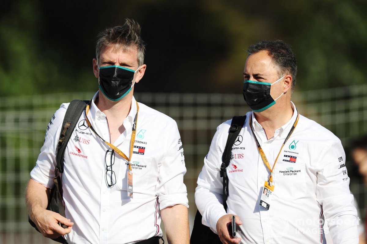 James Allison, director técnico de Mercedes AMG, y Ron Meadows, director deportivo de Mercedes AMG