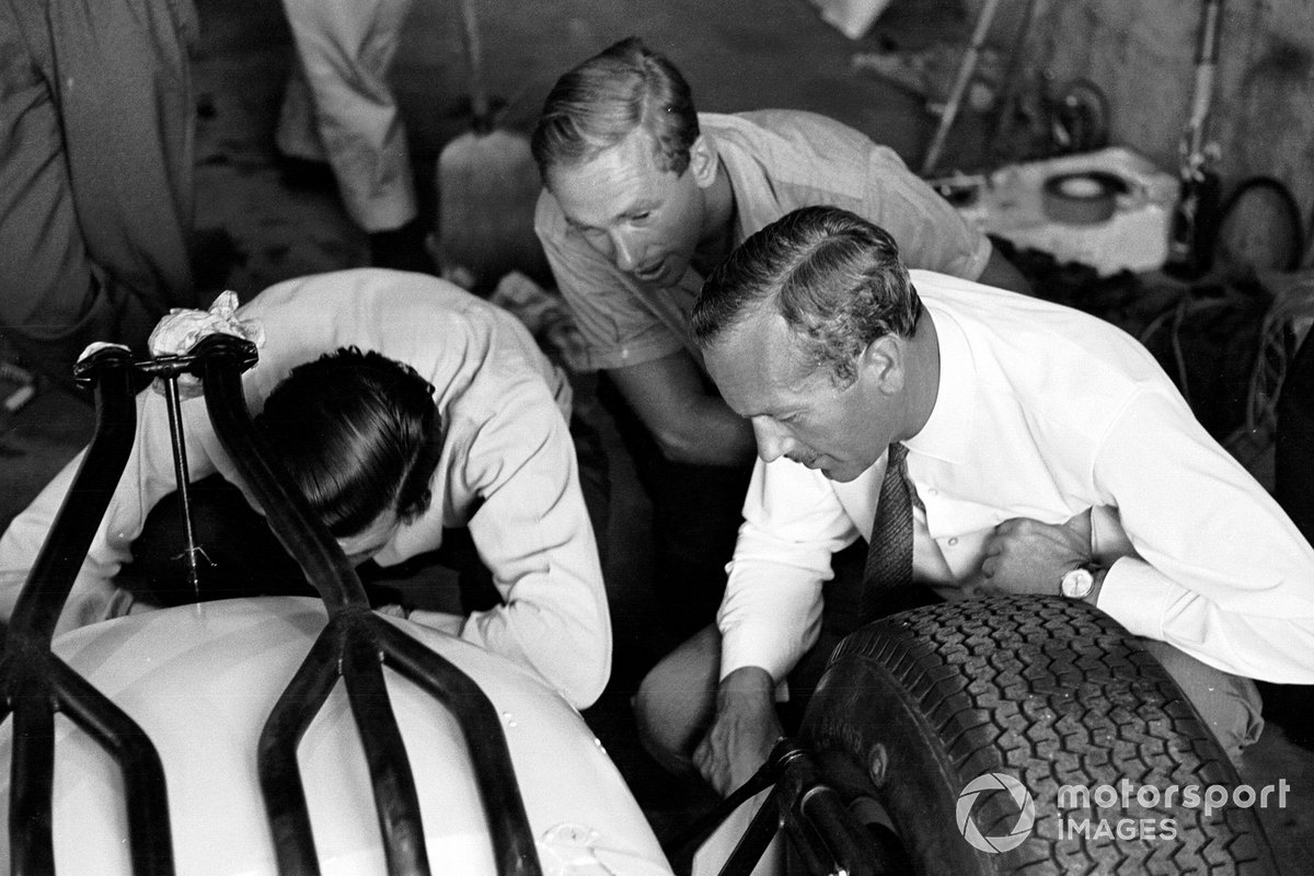 Перед Гран При Австрии на Lotus 33 установили новые приводные валы, взятые от серийного Mercedes. На внезачетной гонке в Сиракузах они отлично показали себя, и их решили оставить на Цельтвег. Будь на месте Колин Чепмен (справа на фото), он бы наверняка сообразил, что с такой трассой лучше отложить эксперименты и вернуть старые валы. Как назло, глава команды в тот уик-энд был в Америке на этапе IndyCar