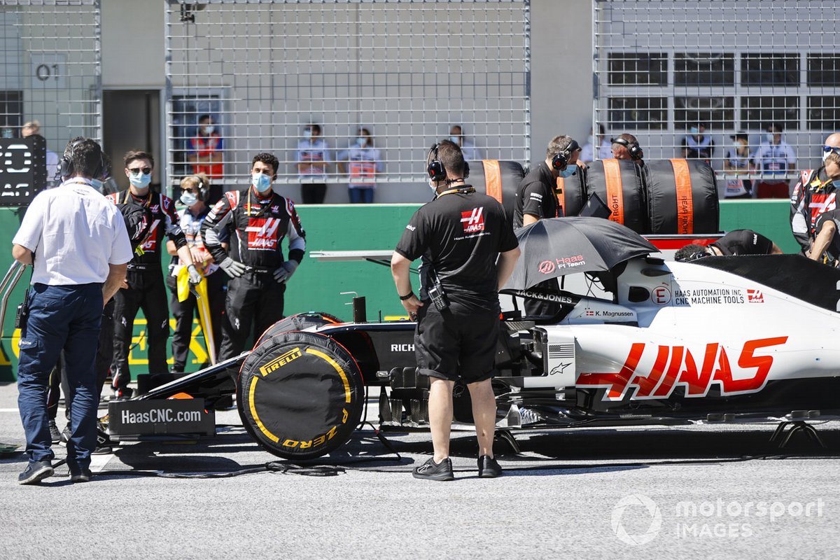 Kevin Magnussen, Haas VF-20, on the grid