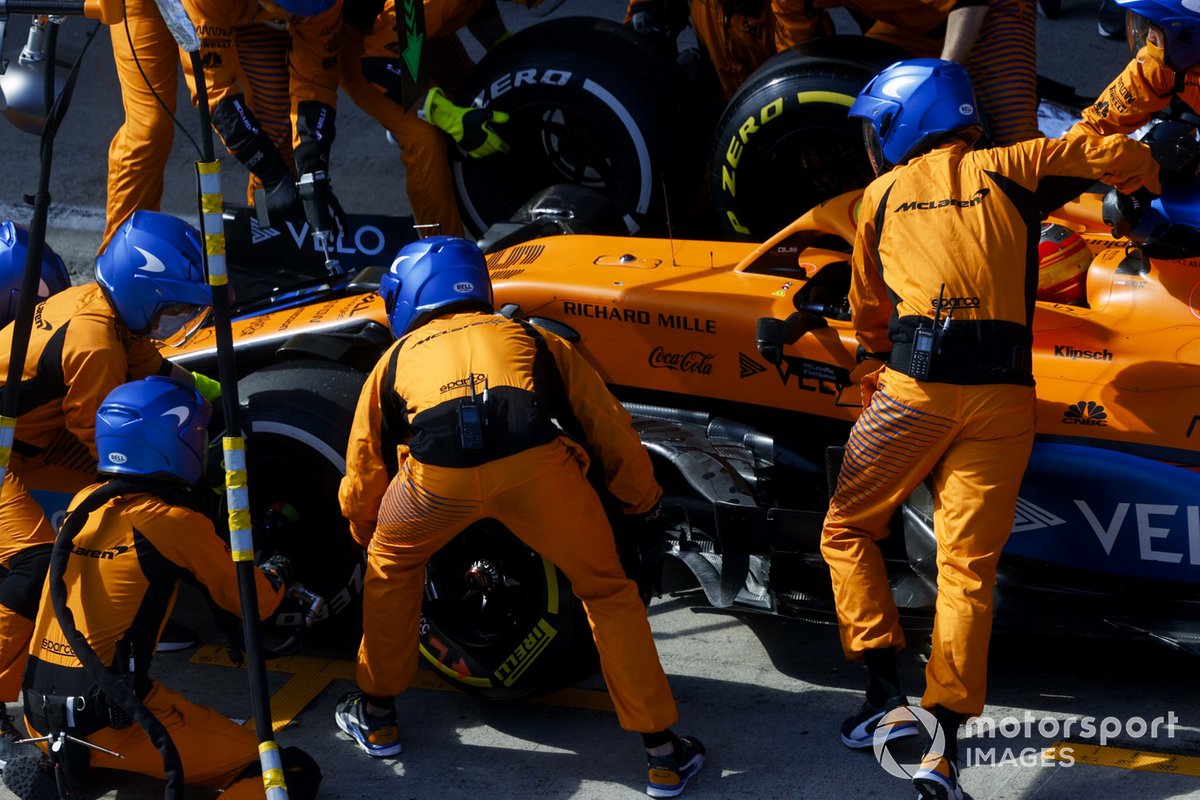 Carlos Sainz Jr., McLaren MCL35, fa una sosta