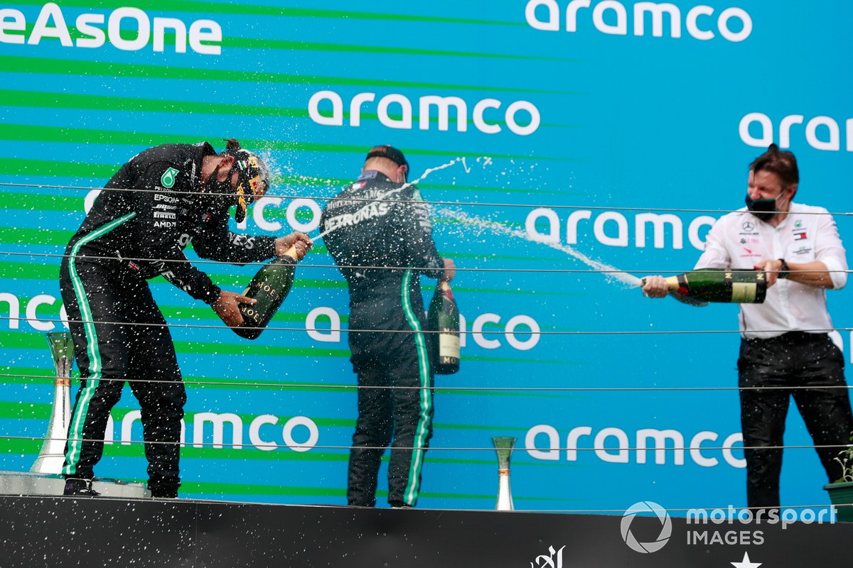 Lewis Hamilton, Mercedes-AMG Petronas F1, e Valtteri Bottas, Mercedes-AMG Petronas F1, spruzza champagne sul podio