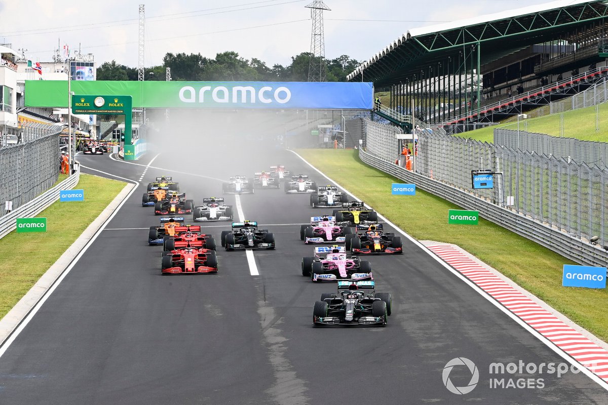 Lewis Hamilton, Mercedes F1 W11, Lance Stroll, Racing Point RP20 y Sebastian Vettel, Ferrari SF1000 al inicio de la carrera