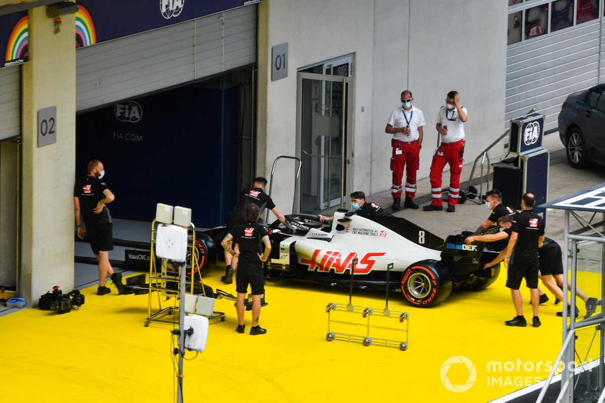 El monoplaza de Romain Grosjean Haas VF-20 es empujado al garaje de inspección técnica de la FIA
