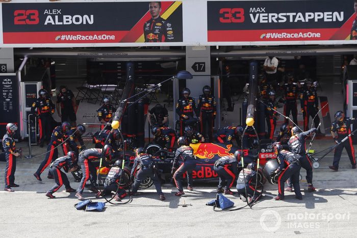 Alex Albon, Red Bull Racing RB16, pit stop