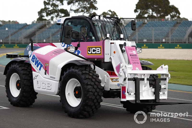 A JCB con la livrea della Racing Poing