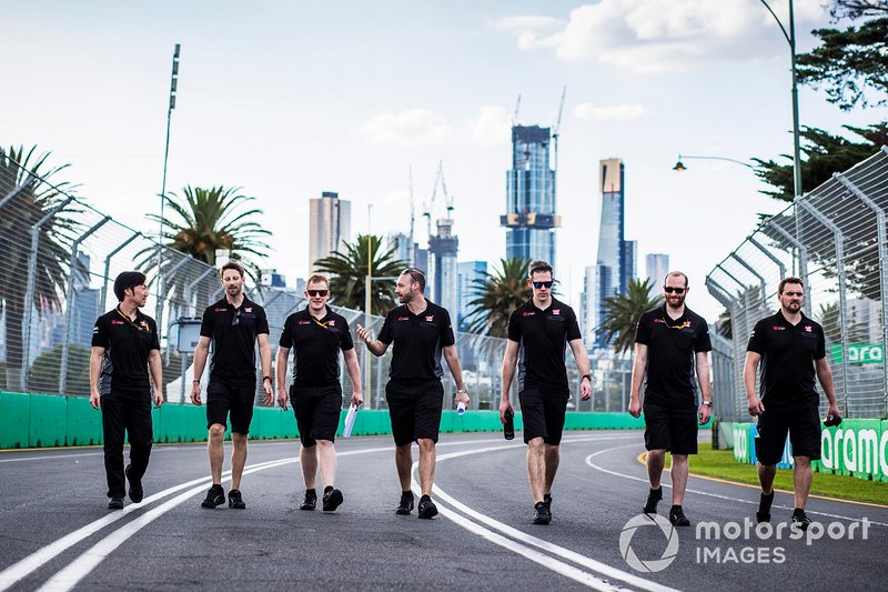 Romain Grosjean, Haas F1 Team walks the track with members of tehe team including Ayao Komatsu, Chief Race Engineer, Haas F1