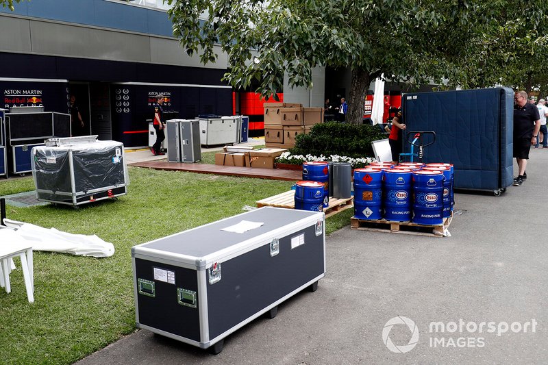 L'equipaggiamento imballato della RedBull fuori dal garage