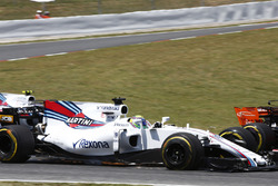 Felipe Massa, Williams FW40, heads to the pits, a puncture