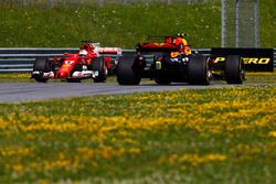 Sebastian Vettel, Ferrari SF70H, spint in VT1, Max Verstappen, Red Bull Racing RB13, komt langs