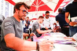 Fernando Alonso, McLaren y Stoffel Vandoorne, McLaren, con fans