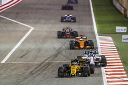 Jolyon Palmer, Renault RS 17, Lance Stroll, Williams FW40, Fernando Alonso, McLaren MCL32, Kevin Magnussen, Haas F1 Team VF-17 Ferrari