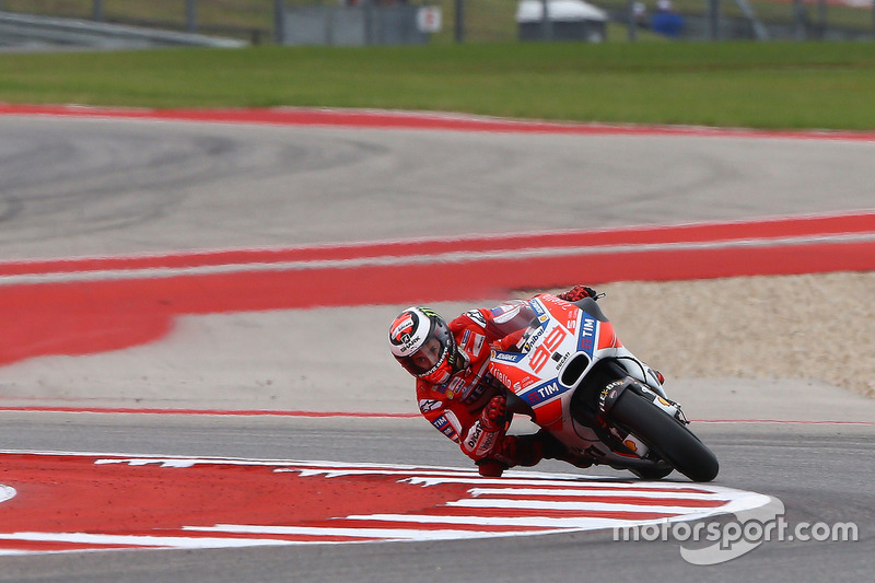 Livery merah Ducati berbaur dengan trek Austin