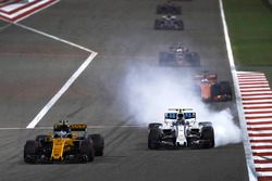 Jolyon Palmer, Renault Sport F1 Team RS17, leads Lance Stroll, Williams FW40