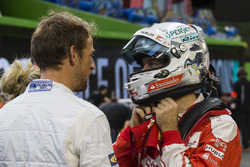 Sebastian Vettel et Jenson Button discutent
