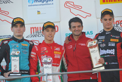 Podio Gara 2: il vincitore Marcus Armstrong, Prema Powerteam, il secondo classificato Job Van Uitert, Jenzer Motorsport, il terzo classificato Leonardo Lorandi, Bhaithech