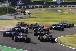 Jolyon Palmer, Renault Sport F1 Team RS17, Pascal Wehrlein, Sauber C36, Fernando Alonso, McLaren MCL