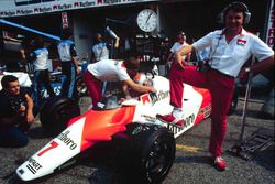 John Barnard, designer, se tient auprès d'une McLaren MP4/1B Ford