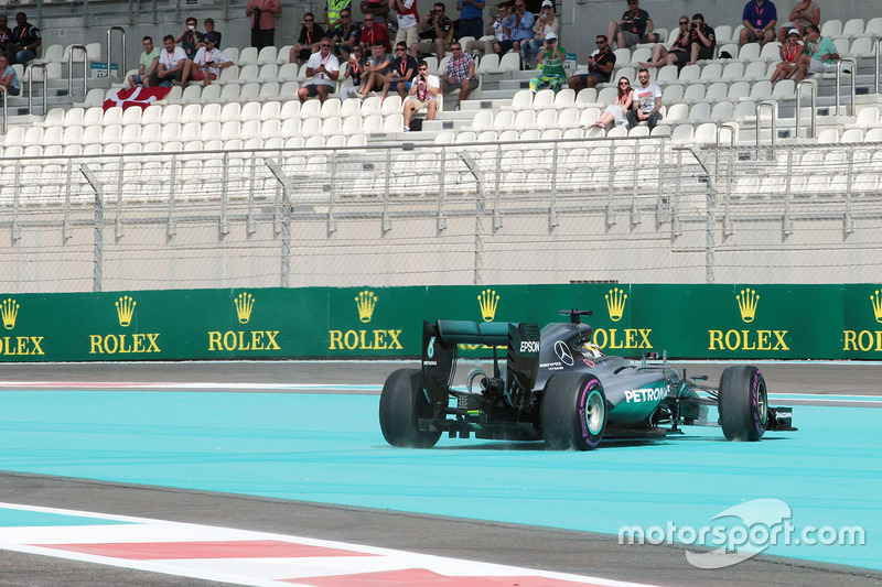 Lewis Hamilton, Mercedes AMG F1 W07 Hybrid spins in the first practice session