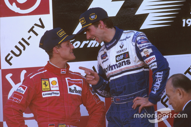 Podium : le vainqueur et champion du monde 1996 Damon Hill, Williams Renault; le second Michael Schumacher, Ferrari