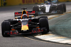 Daniel Ricciardo, Red Bull Racing RB13, Valtteri Bottas, Mercedes AMG F1 W08