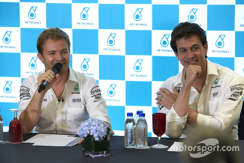 Nico Rosberg, Mercedes AMG F1, Toto Wolff, directeur exécutif Mercedes AMG F1