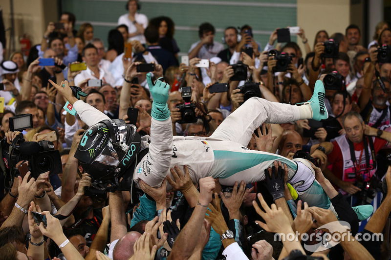 Il secondo classificato e nuovo Campione del Mondo Nico Rosberg, Mercedes AMG Petronas F1 festeggia nel parco chiuso