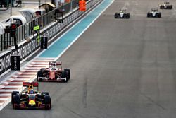 Daniel Ricciardo, Red Bull Racing RB12 leads Sebastian Vettel, Ferrari SF16-H