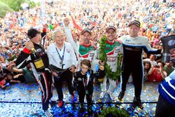 Podium: racewinnaar Norbert Michelisz, Honda Racing Team JAS, tweede plaats Thed Björk, Polestar Cyan Racing, Volvo S60 Polestar TC1, derde plaats Tiago Monteiro, Honda Racing Team JAS, Honda Civic WTCC