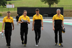 Jolyon Palmer, Renault Sport F1 Team RS17 walks the track