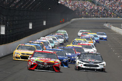 Start: Kyle Busch, Joe Gibbs Racing Toyota, Kevin Harvick, Stewart-Haas Racing Ford