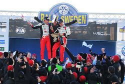 Les vainqueurs Jari-Matti Latvala, Miikka Anttila, Toyota Racing avec Tommi Makinen