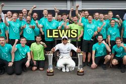 Race winner Lewis Hamilton, Mercedes AMG F1, celebrates victory with his team