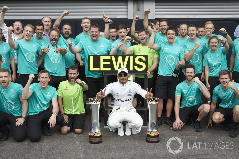 Race winner Lewis Hamilton, Mercedes AMG F1, celebrates victory with his team