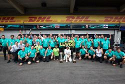 Le vainqueur Lewis Hamilton, Mercedes AMG F1, fête la victoire avec son équipe