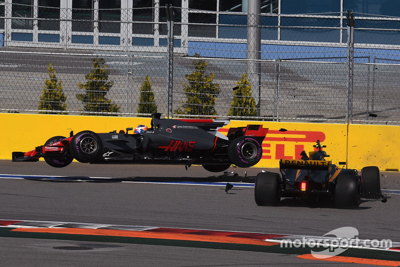 Авария: Джолион Палмер, Renault Sport F1 RS17, и Ромен Грожан, Haas F1 VF-17