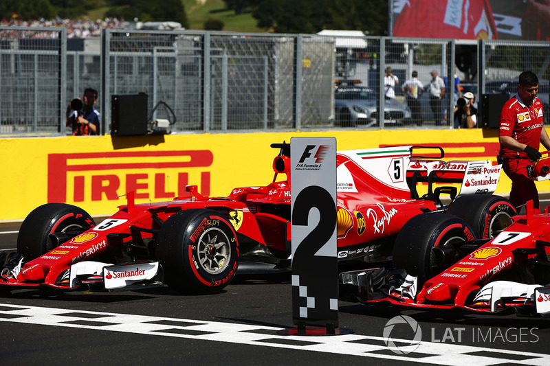 Los coches frente a la tribuna de primera fila Sebastian Vettel, Ferrari SF70H, Kimi Raikkonen, Ferr