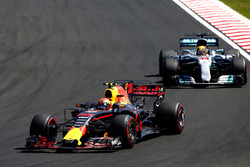 Max Verstappen, Red Bull Racing RB13, Lewis Hamilton, Mercedes AMG F1 W08