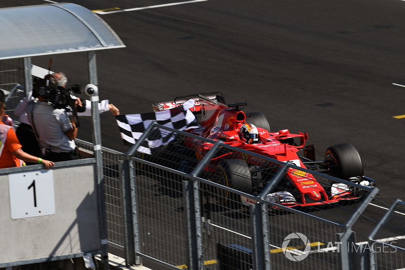 Ganador de la carrera Sebastian Vettel, Ferrari SF70-H con la bandera a cuadros