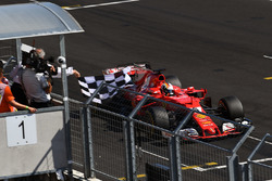 Il vincitore della gara Sebastian Vettel, Ferrari SF70-H prende la bandiera a scacchi